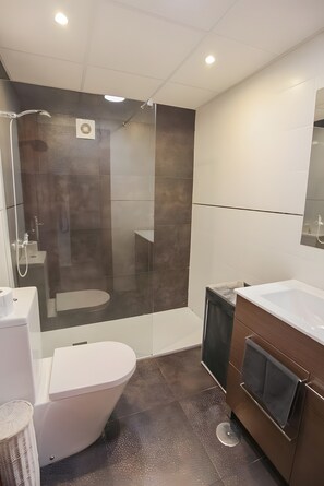 Een douche, een haardroger, handdoeken