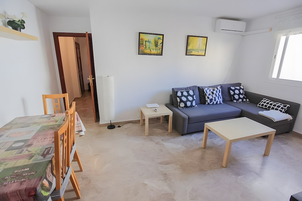 Apartamento 'A 2 Min De La Playa, El Palo' con Wi-Fi y Aire Acondicionado