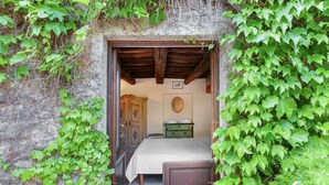 Una habitación con una cama, un tocador y un espejo en la pared.