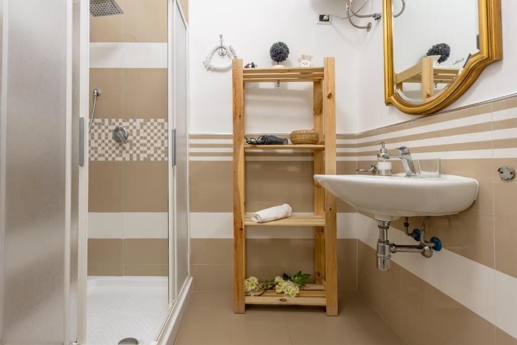 Triple Room | Bathroom | Shower, free toiletries, hair dryer, towels