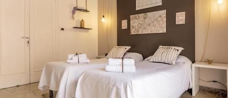 Double Room | In-room safe, desk, soundproofing, free WiFi