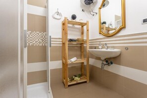 Shower, free toiletries, hair dryer, towels