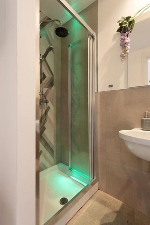 Double Room | Bathroom | Shower, hair dryer, bidet, towels - MassimoCentro Rooms (Palermo)