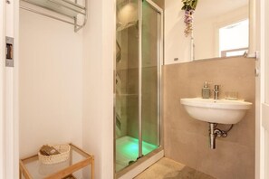 Double Room | Bathroom | Shower, hair dryer, bidet, towels - MassimoCentro Rooms (Palermo)