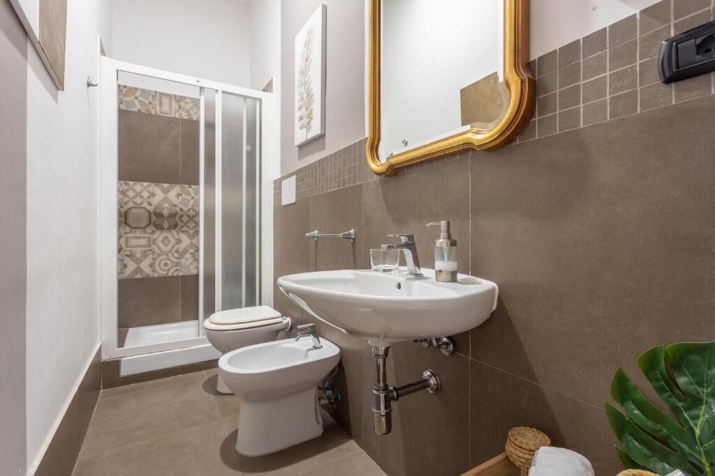 Junior Suite | Bathroom | Shower, hair dryer, towels, soap