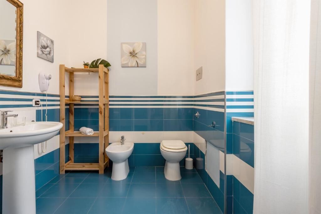 Phòng đôi hoặc 2 giường đơn | Phòng tắm | Buồng tắm vòi sen, máy sấy tóc, khăn tắm, xà phòng 