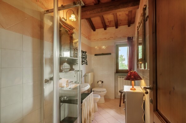 Shower, towels - Rondine – Apartment with Private Garden Near the Pool (Reggello)