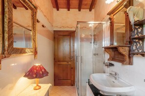 Shower, towels - Rondine – Apartment with Private Garden Near the Pool (Reggello)