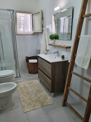 Secadora de cabello, toallas, jabón, papel de baño 
