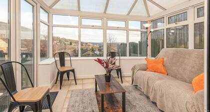 Large Comfy 4BR House | Sleeps 9 | Driveway Park | Games & PS4