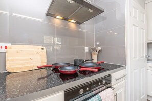 Een koelkast, een microgolfoven, een oven, een kookplaat