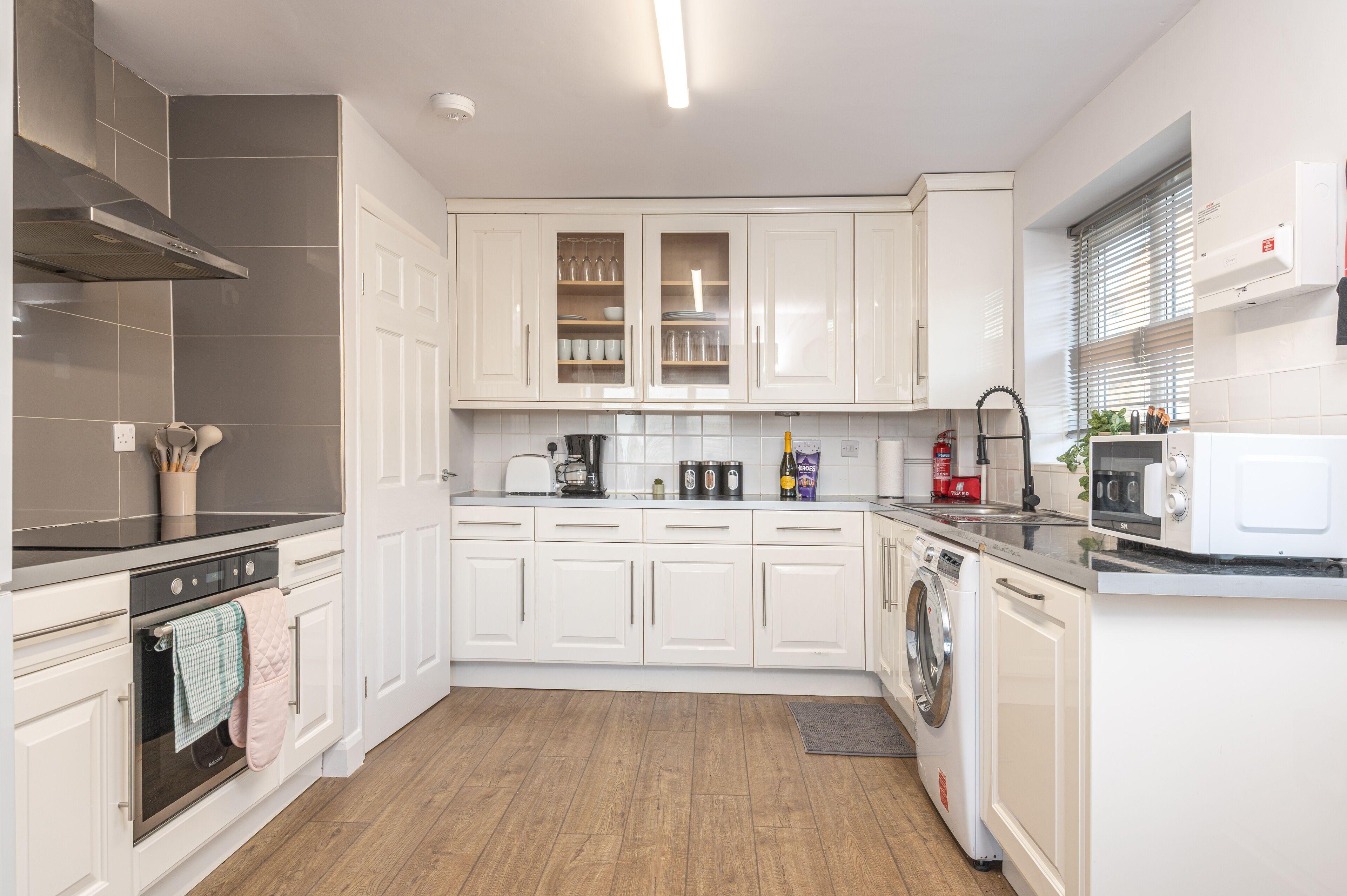 Een koelkast, een microgolfoven, een oven, een kookplaat