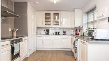 Een koelkast, een microgolfoven, een oven, een kookplaat