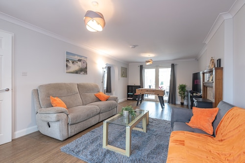 Large Comfy 4BR House | Sleeps 9 | Driveway Park | Games & PS4