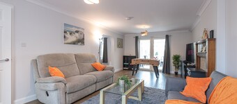 Large Comfy 4BR House | Sleeps 9 | Driveway Park | Games & PS4