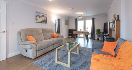 Large Comfy 4BR House | Sleeps 9 | Driveway Park | Games & PS4