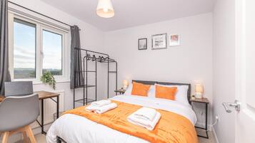 4 bedrooms, iron/ironing board, Internet, bed sheets