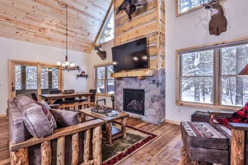 Beautiful 2-bedroom trailhead cabin in brilliant Minocqua, WI