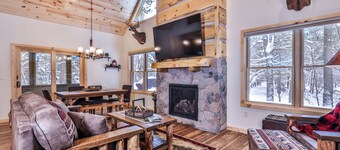 Beautiful 2-bedroom trailhead cabin in brilliant Minocqua, WI