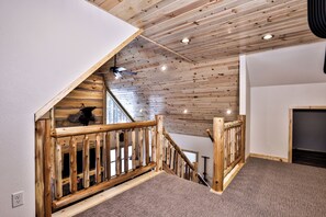 Interior - Beautiful 2-bedroom trailhead cabin in brilliant Minocqua, WI (Minocqua)