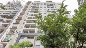 A high-rise residential building with multiple balconies and a modern architectural design. - Stay Steps fr/ the Metro and Ibirapuera Mall in Indianopolis - Noes (São Paulo)