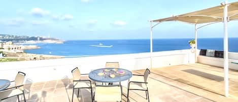 Vila panorâmica | Opções para refeição ao ar livre