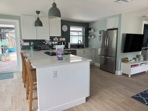 Mikrovågsugn, ugn, spishäll och diskmaskin