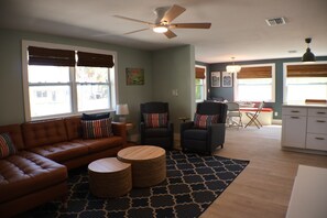 Smart TV, books, stereo - COCO BUNGALOW - All new w/ heated pool, bikes, beach equipment & more (Englewood)