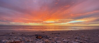 COCO BUNGALOW - All new w/ heated pool, bikes, beach equipment & more