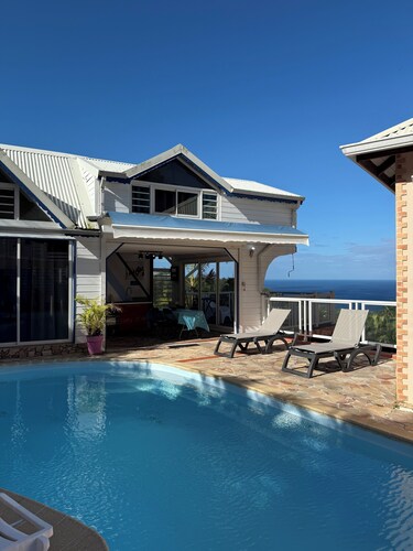 Bungalow d’exception en montagne , vue sur mer avec piscine.