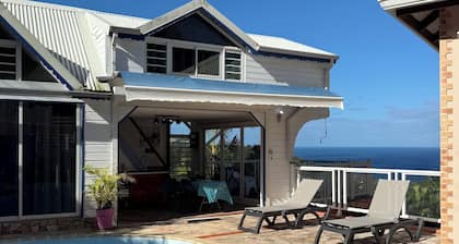 Bungalow dâexception en montagne , vue sur mer avec piscine.