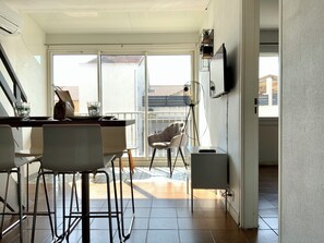 Interior - Le Saint-Pierre – Appartement Duplex à 100 m de la Plage (Le Grau-du-Roi)