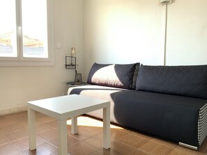 TV - Le Saint-Pierre – Appartement Duplex à 100 m de la Plage (Le Grau-du-Roi)