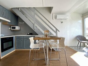 Dining - Le Saint-Pierre – Appartement Duplex à 100 m de la Plage (Le Grau-du-Roi)