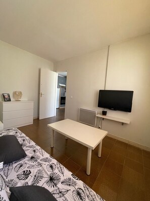 1 habitación, tabla de planchar con plancha y ropa de cama 