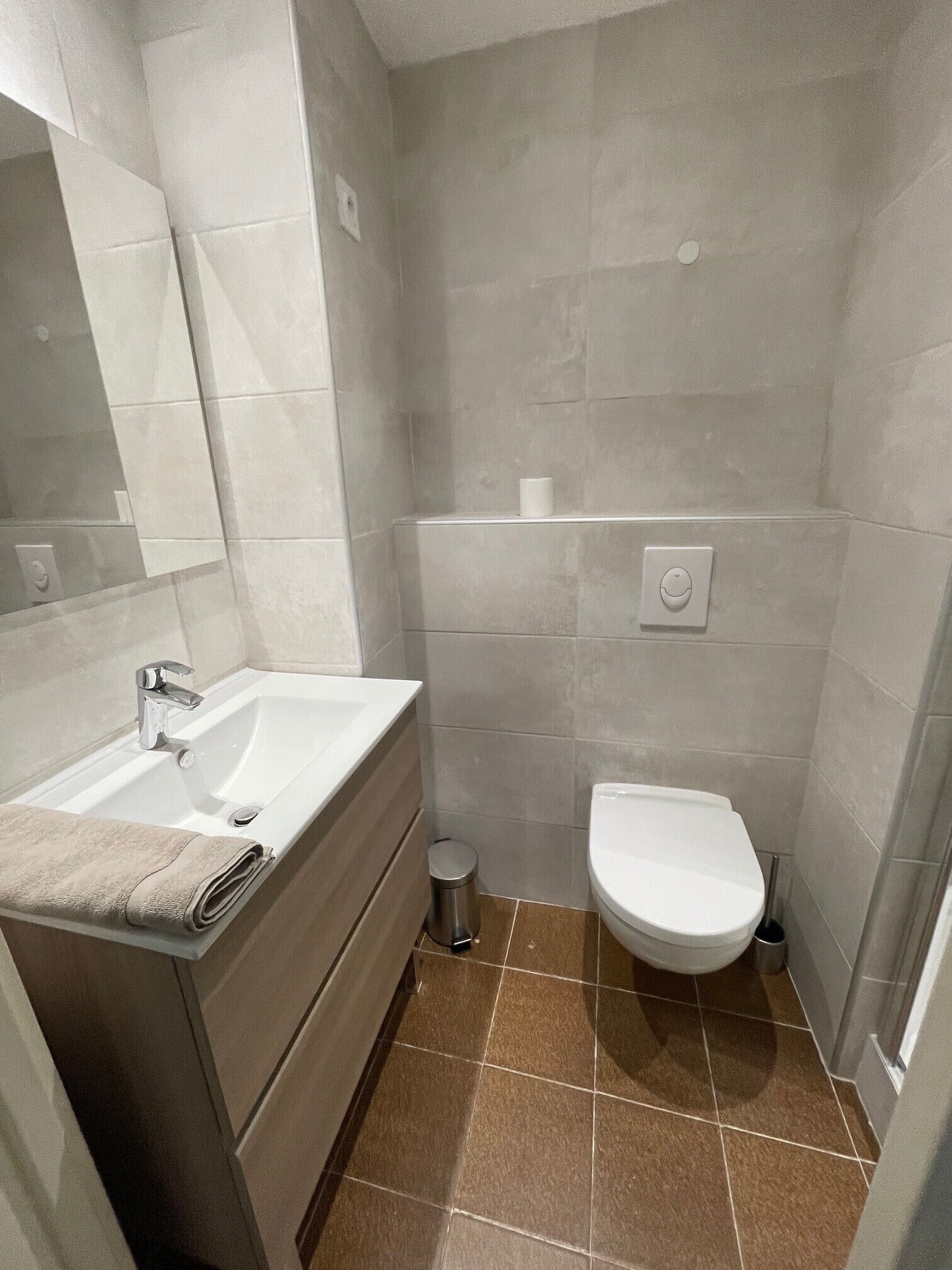 Douche, sèche-cheveux, serviettes fournies