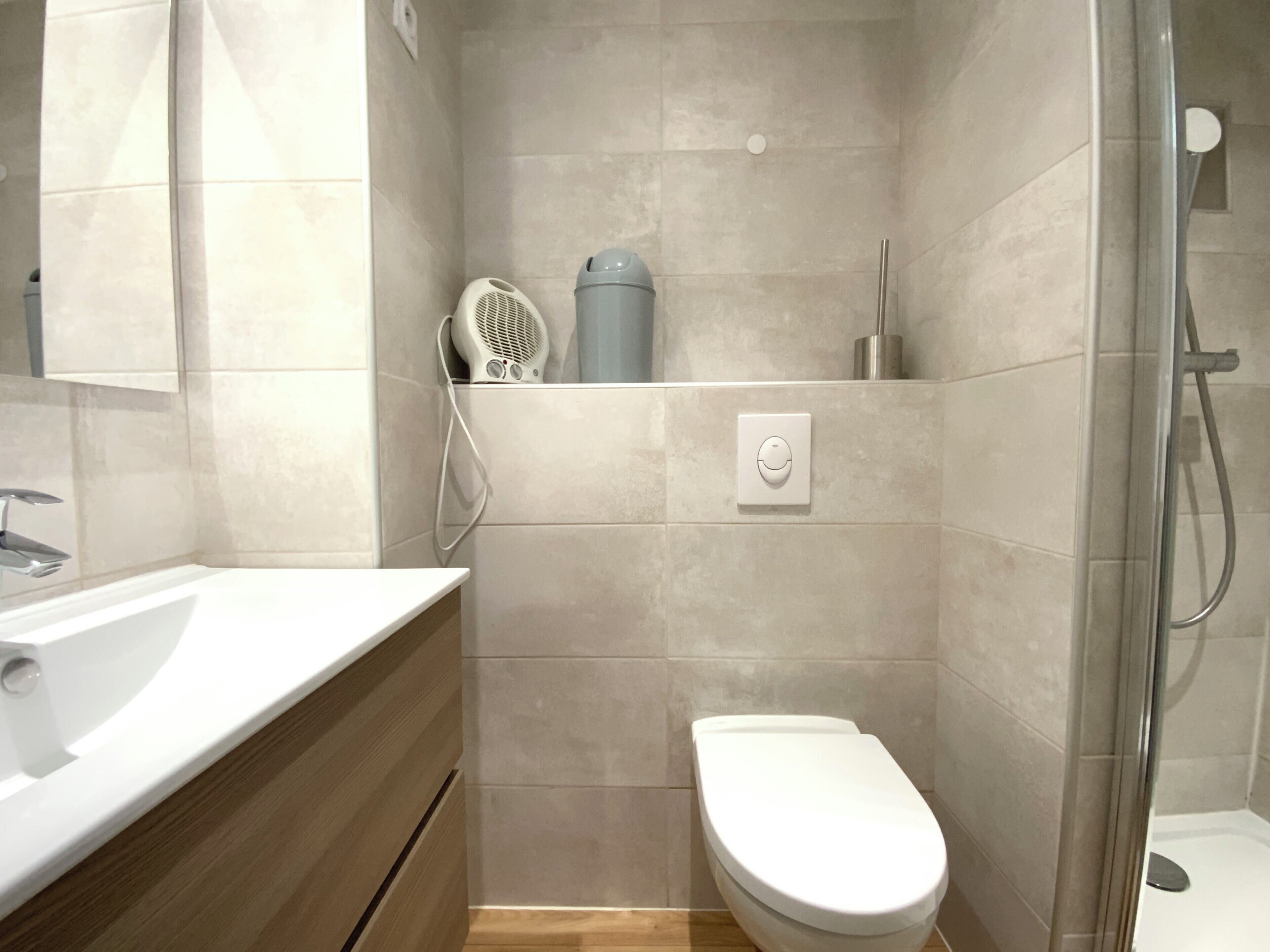 Dusche, Haartrockner, Handtücher