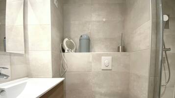 Dusche, Haartrockner, Handtücher