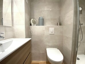 Suihku, hiustenkuivaaja, pyyhkeet