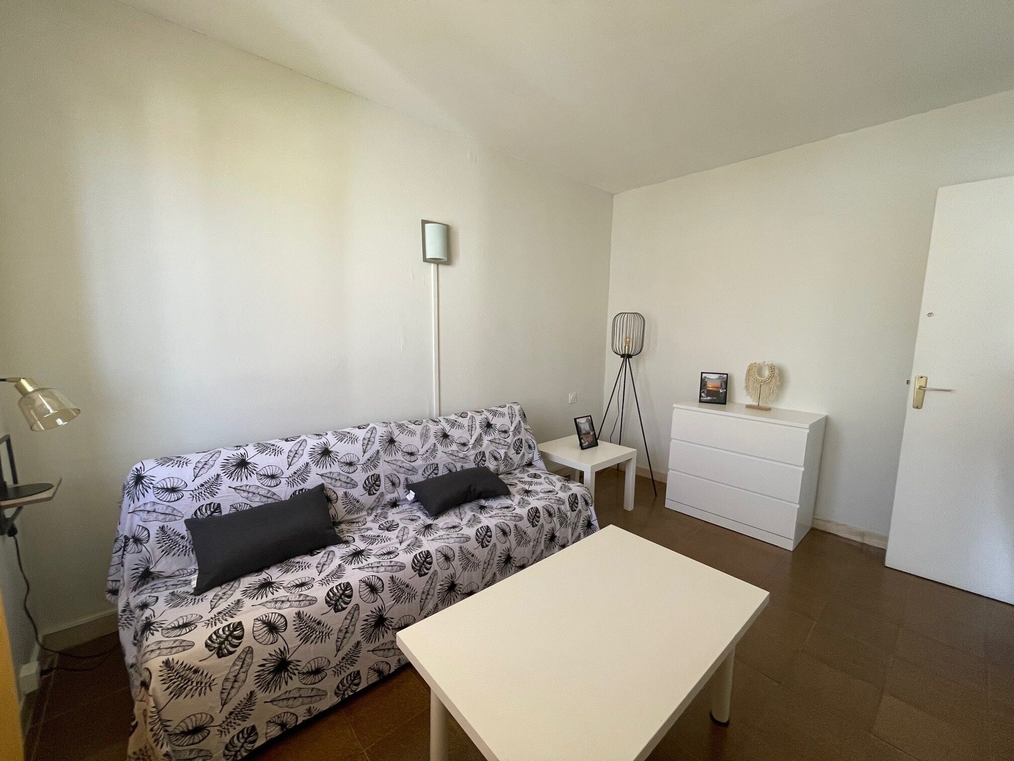 1 chambre, fer et planche à repasser, draps fournis