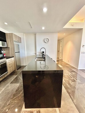 Refrigerador, microondas, horno y parrilla de estufa 