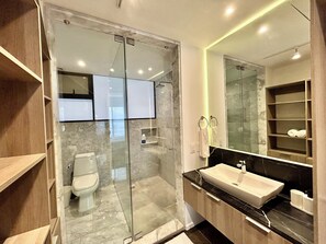 Shower, hair dryer, towels, soap - El DePA, Luxury and Comfort, resort-like amenities (Zapopan)
