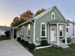 Exterior - Cozy Cottage Retreat • 5 Min to Cedar Point • Deck + Screened Patio (Sandusky)