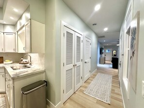 Private kitchen - Cozy Cottage Retreat • 5 Min to Cedar Point • Deck + Screened Patio (Sandusky)