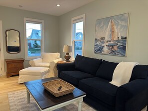 Smart TV - Cozy Cottage Retreat • 5 Min to Cedar Point • Deck + Screened Patio (Sandusky)