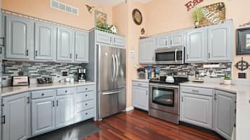 Coffee/tea maker, fridge, microwave, oven