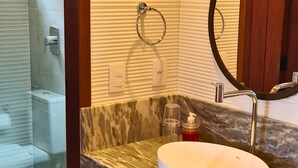 シャワー、タオル、石鹸、トイレットペーパー