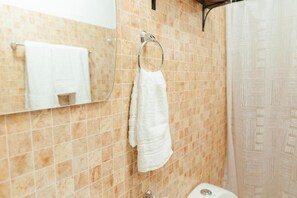 Shower, towels - Hotel Plaza Los Tucanes (Nuevo Santiago)