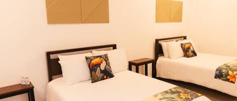 Escritorio, cortinas blackout y tabla de planchar con plancha