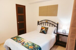 Escritorio, cortinas blackout y tabla de planchar con plancha 